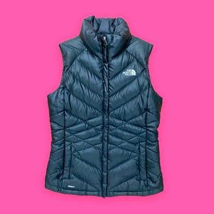 The North Face 550 Quilted Down vest ❄️ super warm!! get ready for ski season 😎